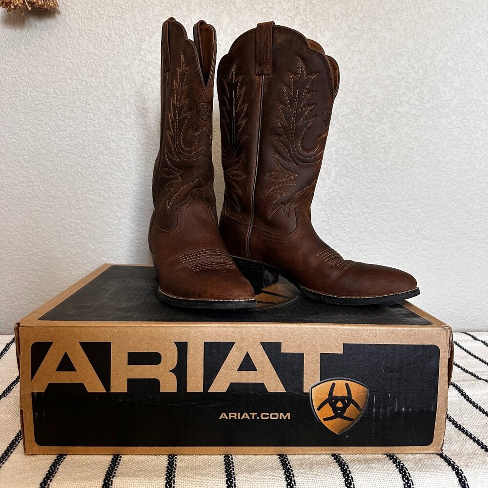 ARIAT Women's Heritage Western R-Toe Cowboy Boots in Distressed Brown. Size 7.5